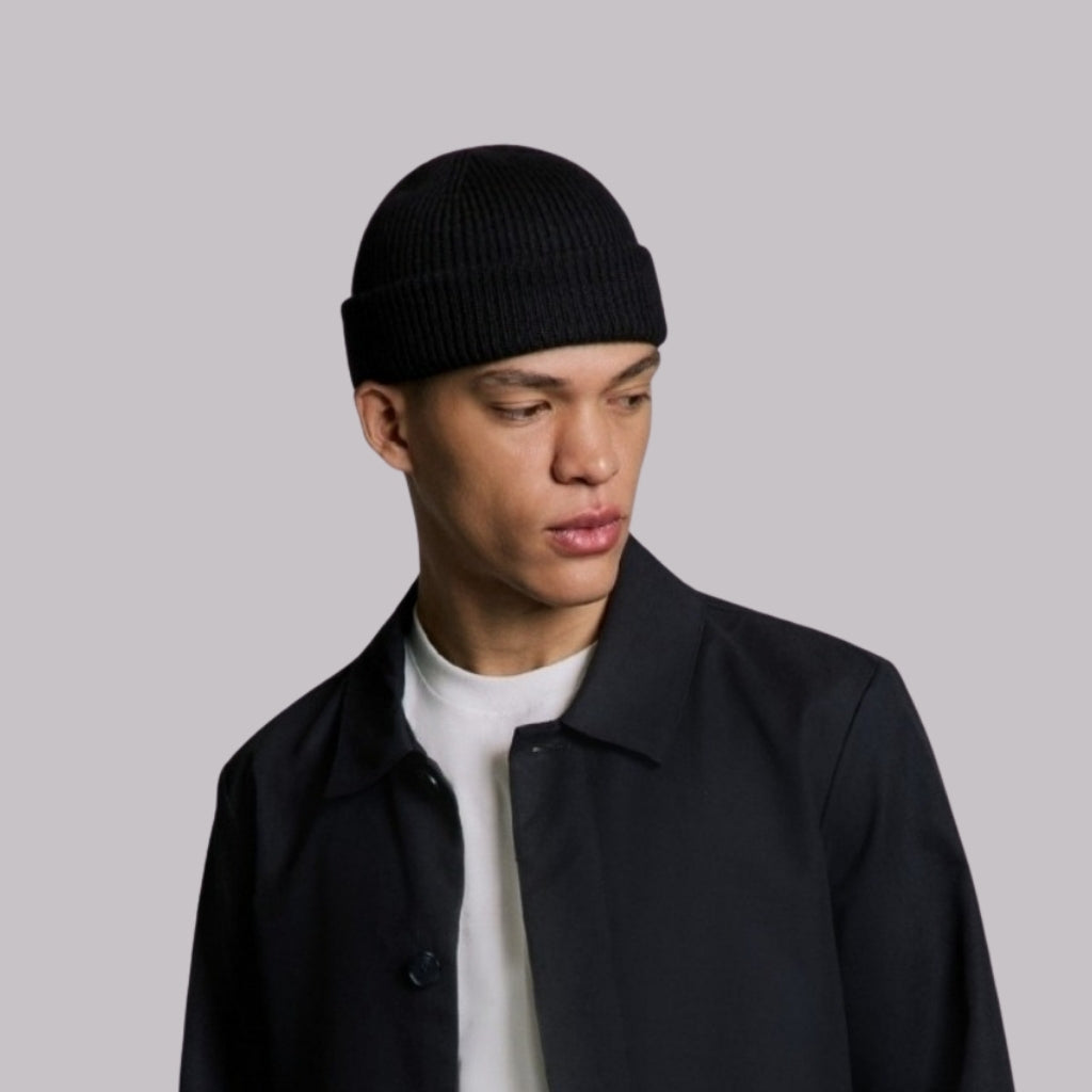 BLACK SHORT BEANIE