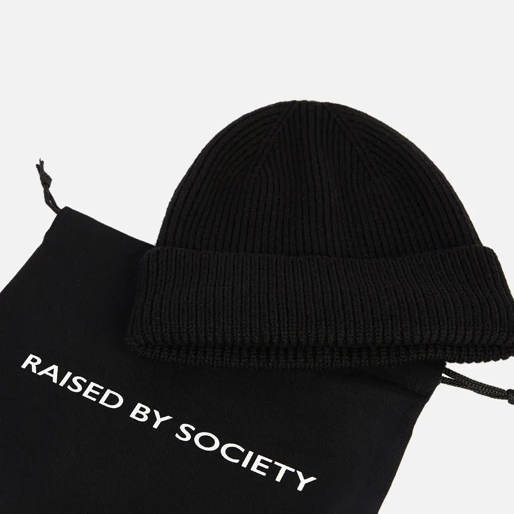 BLACK SHORT BEANIE